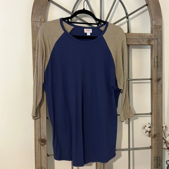 LuLaRoe Tops - LuLaRoe Tee